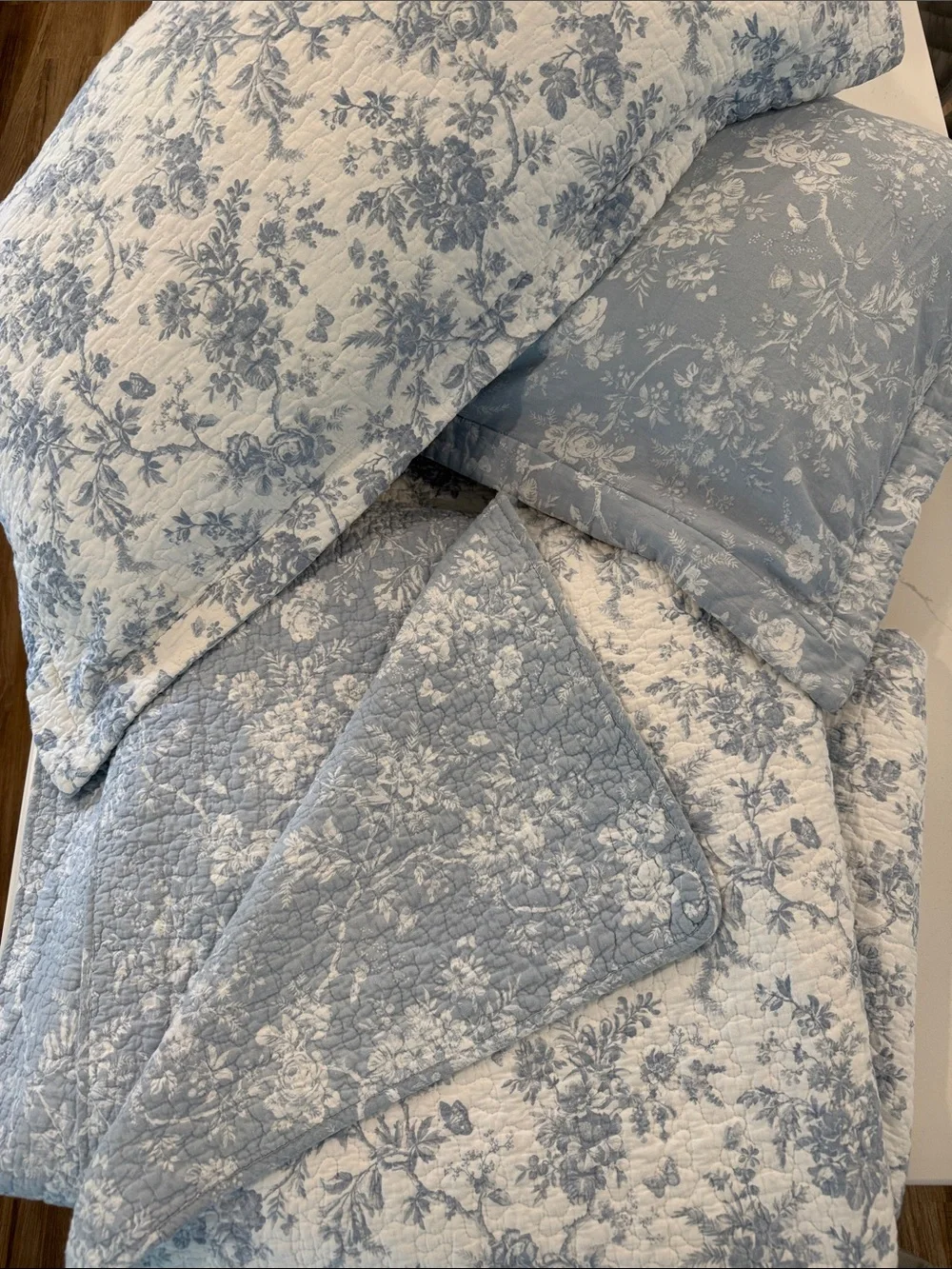Laura Ashley - King Quilt Set, Soft & Reversible (Excellent Condition)